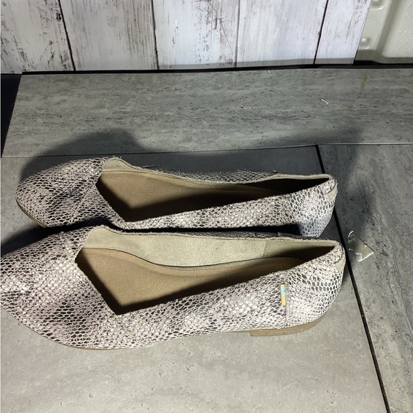 Toms Julie Women 8 Snake Animal Print Comfort Ballet Flats Gray Embossed Suede - Picture 3 of 8